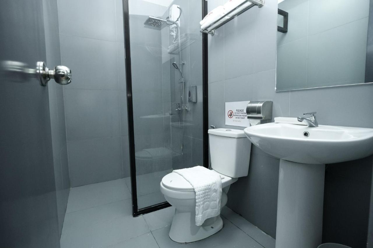Rosey Hotel Cabanatuan City エクステリア 写真