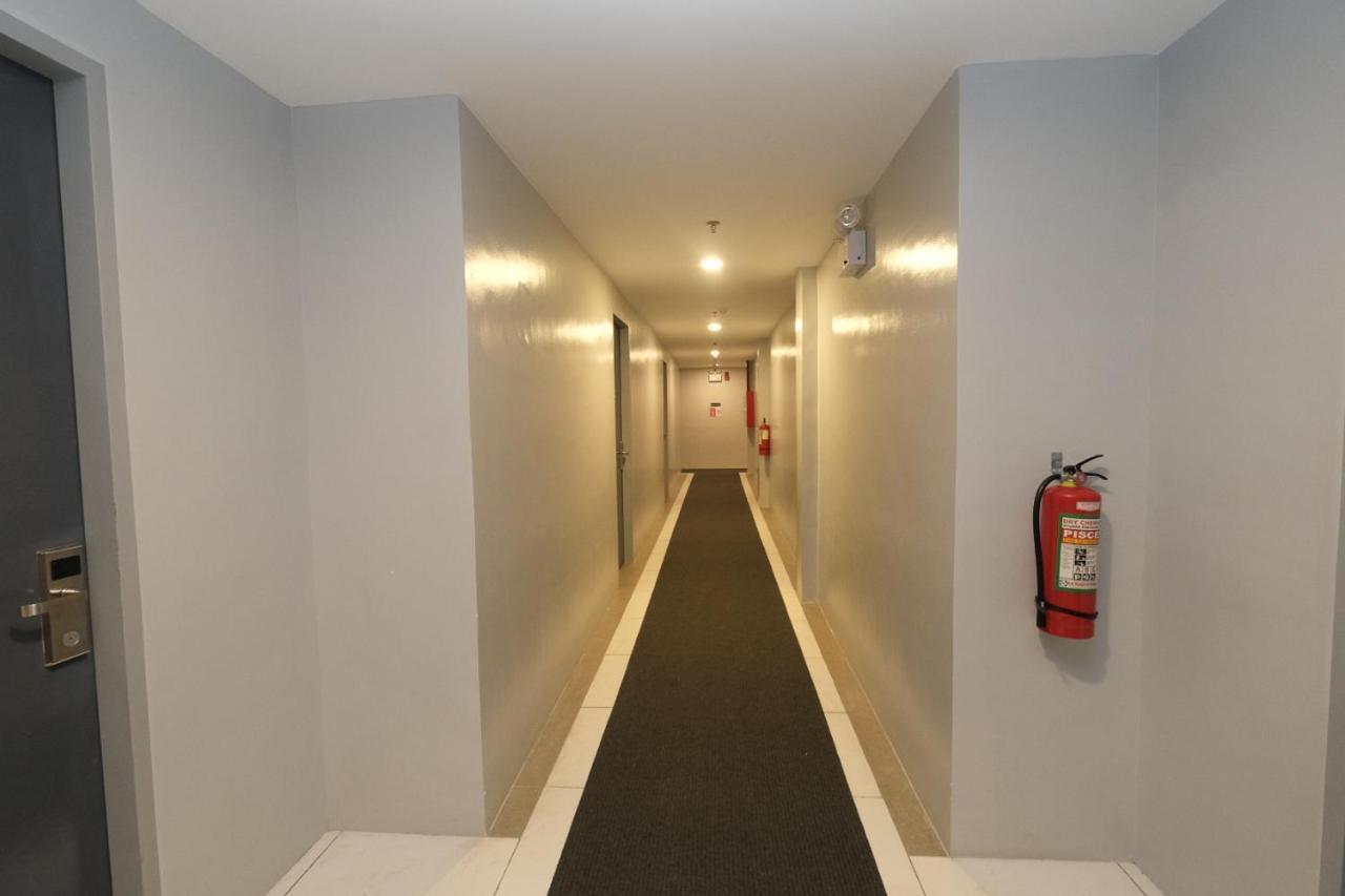 Rosey Hotel Cabanatuan City エクステリア 写真