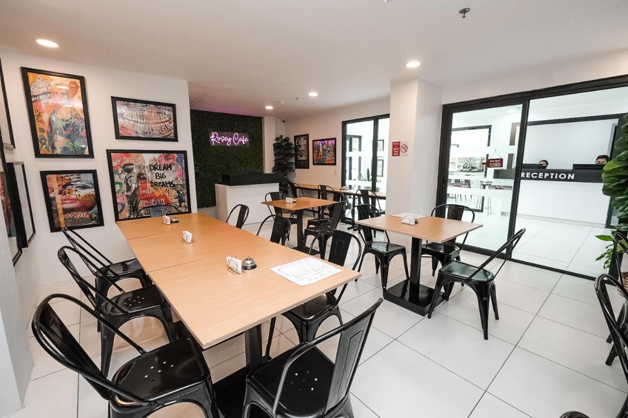 Rosey Hotel Cabanatuan City エクステリア 写真