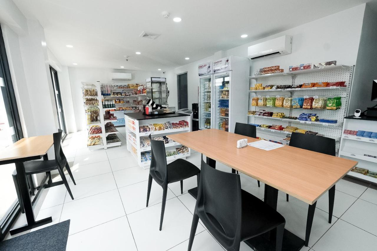 Rosey Hotel Cabanatuan City エクステリア 写真